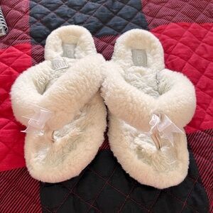 UGG Fluff Flip Flop Cream Slippers Size 7